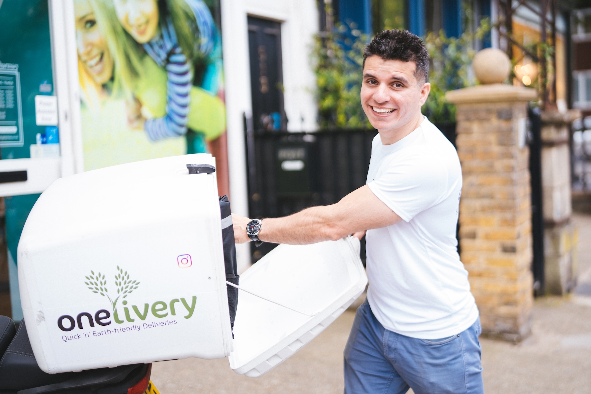 The 60 Minute Delivery Advantage. Helping Pharmacies Keep Up with Rising Expectations